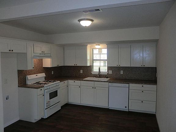 4th image of 102 Magnolia St
