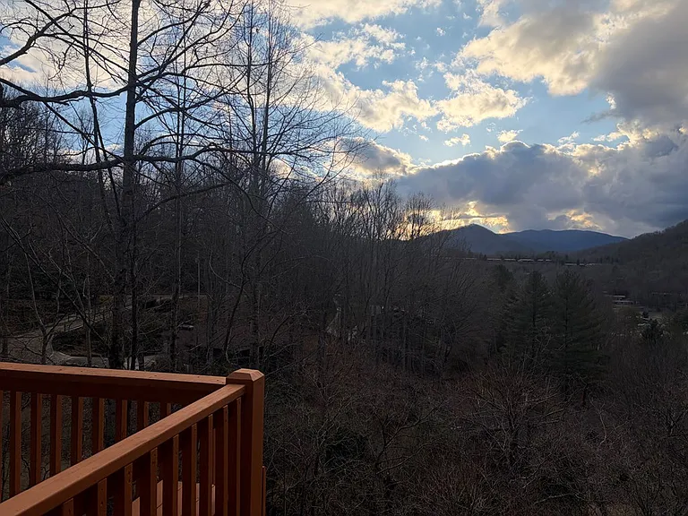 594 Winding Way Dr — Photo 2