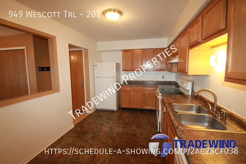Spacious 3 Bed 2 Bath Condo — Photo 3