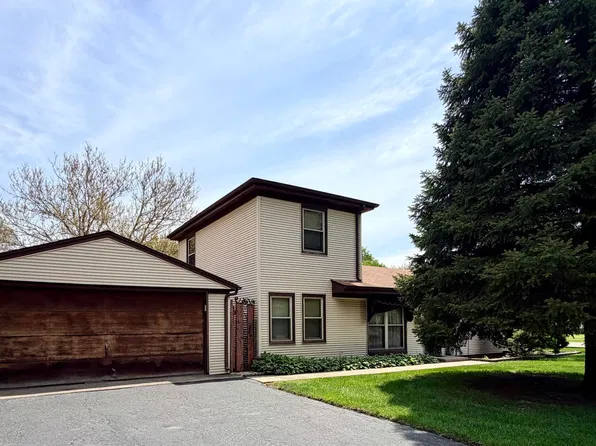 240 W Manchester Dr, Wheeling, IL 60090