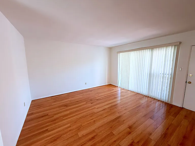 262 S Sycamore Ave #7 — Photo 3