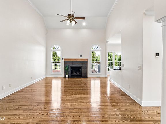 3rd image of 406 Grovemont Pl