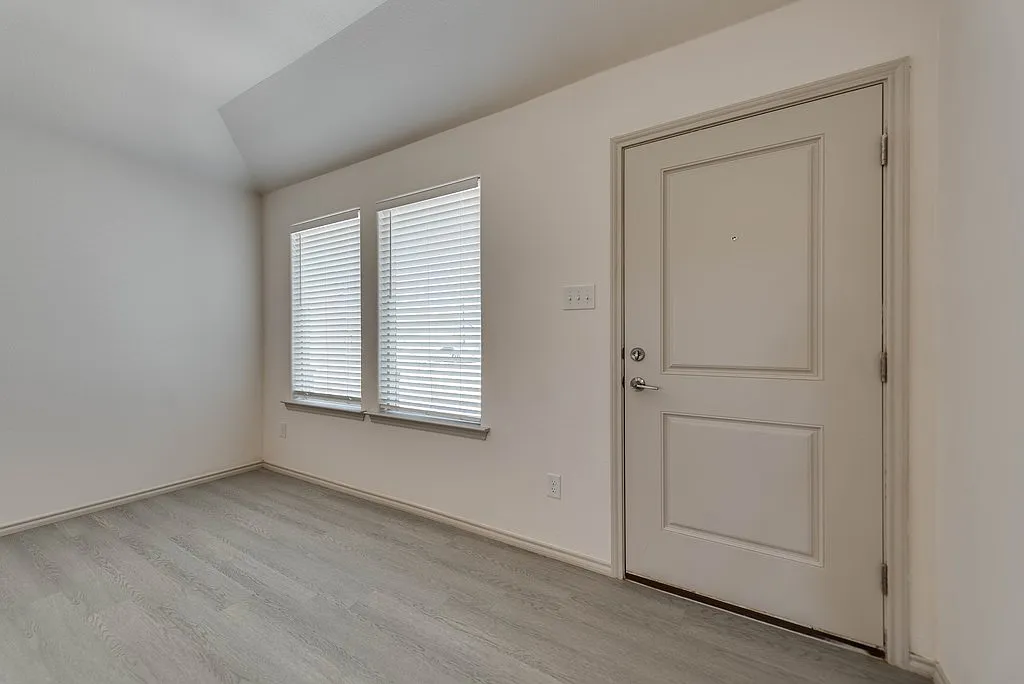 3 bed, 2.0 bath, 1511 sqft, $2,600 — Photo 2