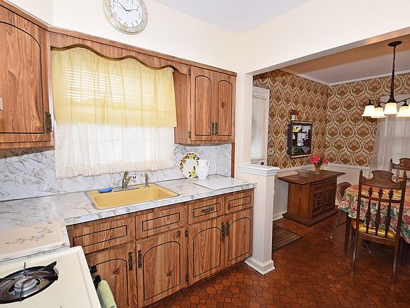 EatIn Kitchen w/ Dining Room