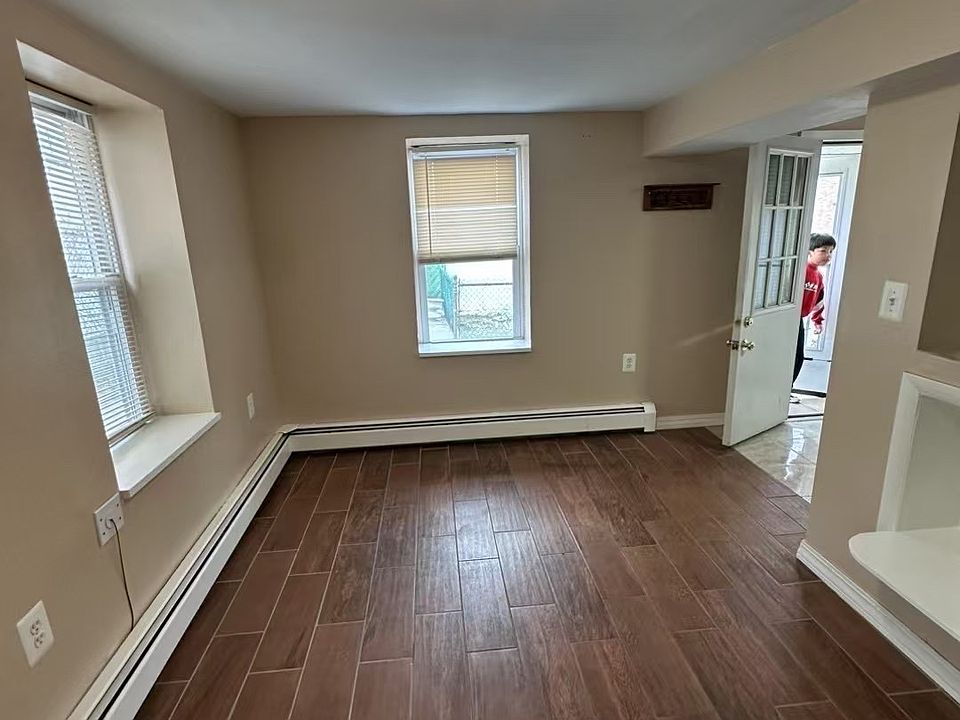 1st image of 14 Guilford St Floor 1