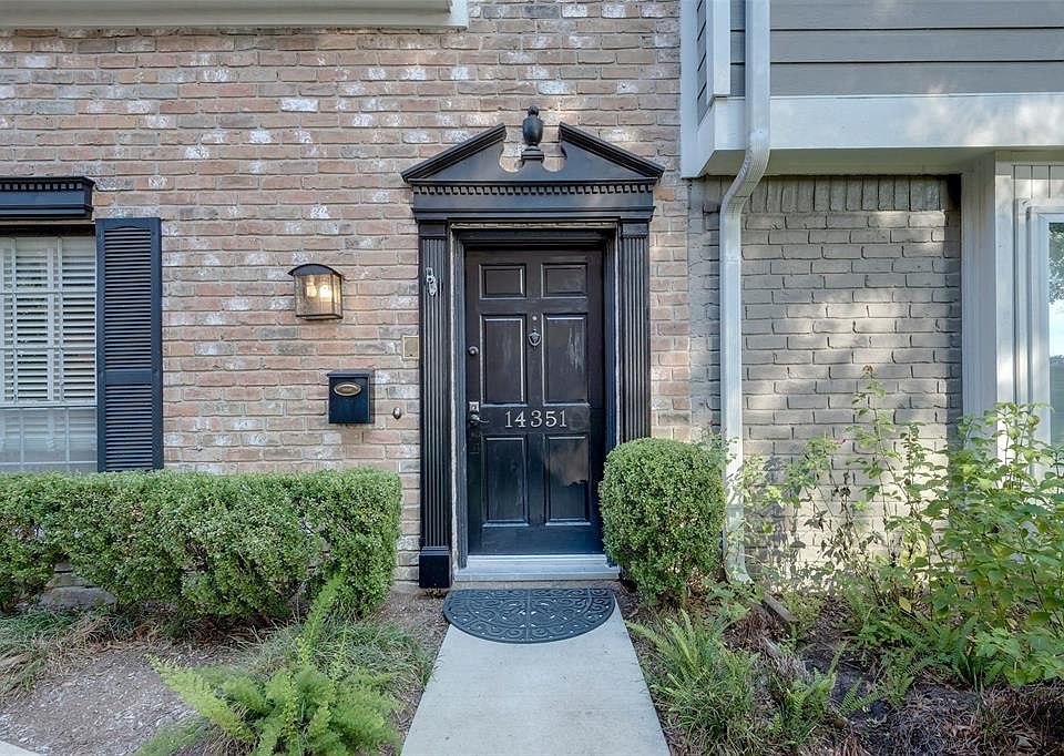 A spacioius end unit, this has also been built as a 4 bedroom. It's a short walk down the sidewalk to street parking for your guests.