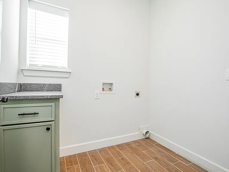 937 Cook Ln — Photo 10