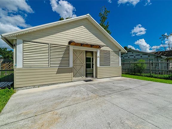 2nd image of 3115 Villa Dr
