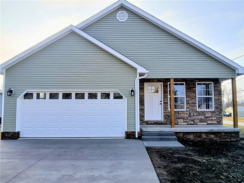 1st image of 902 S Springfield St