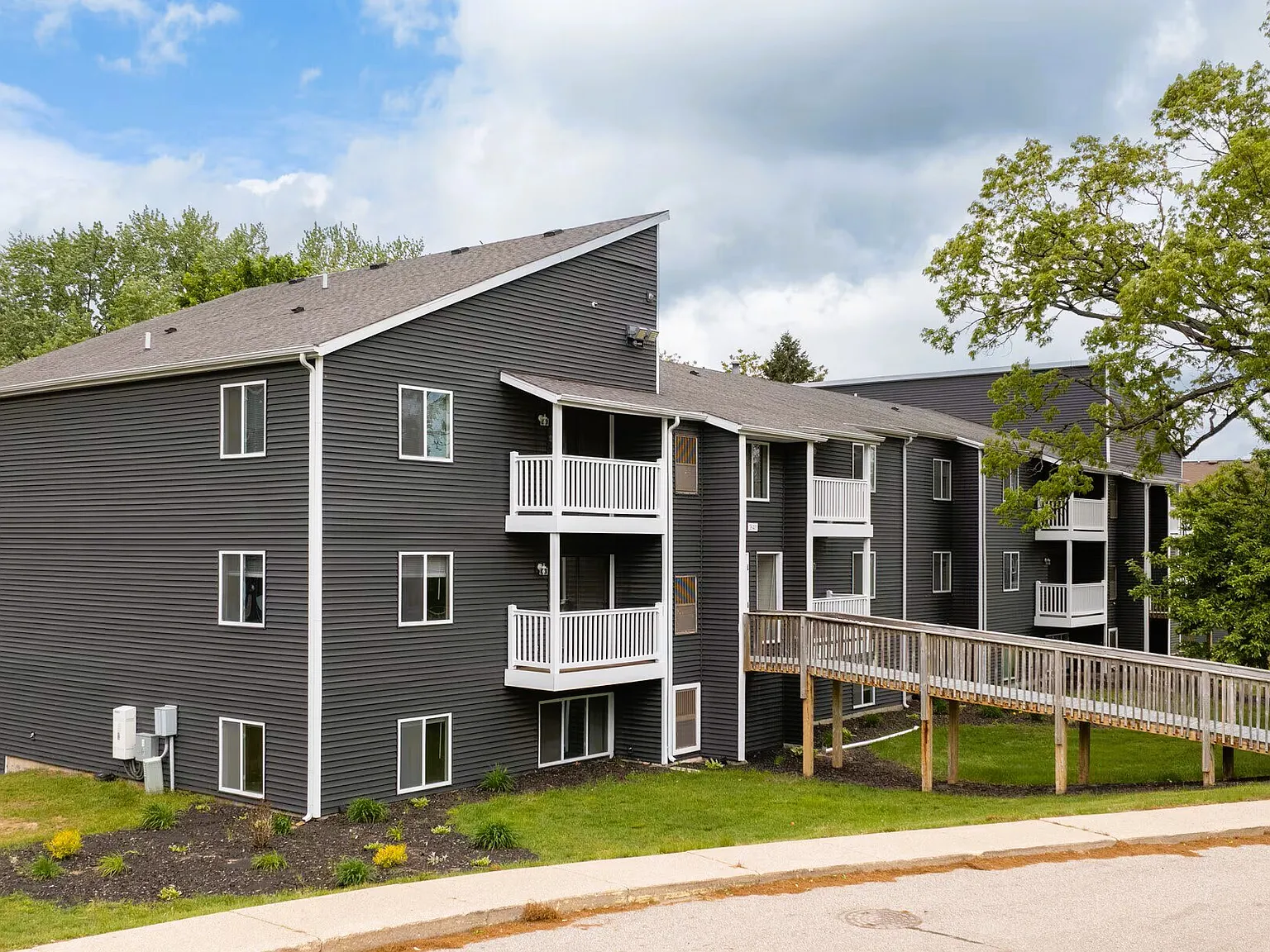 Leonard East Apartments Immediate Move In — Photo 2