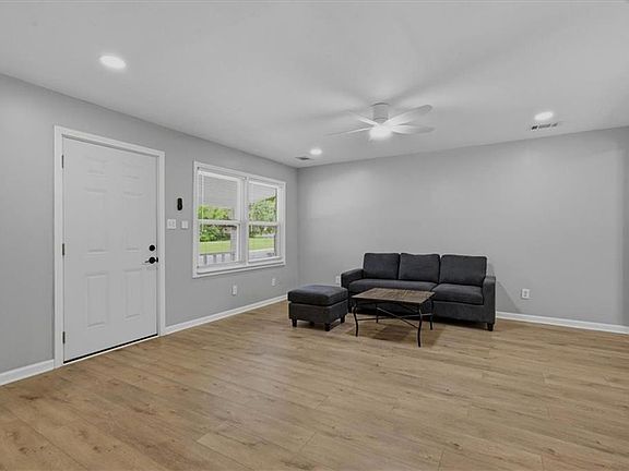5th image of 5118 Crest Dr