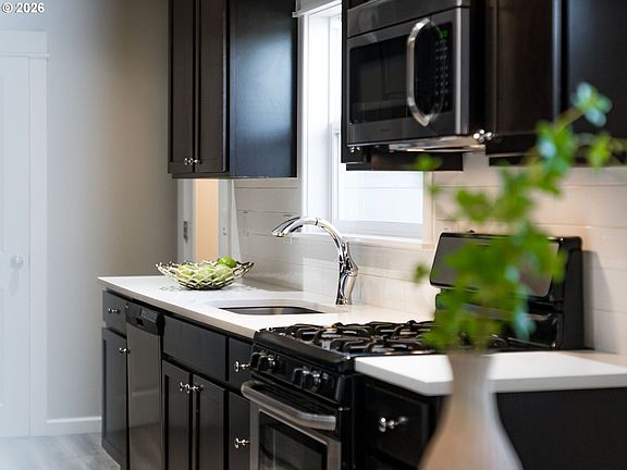 5th image of 672 S Fir St