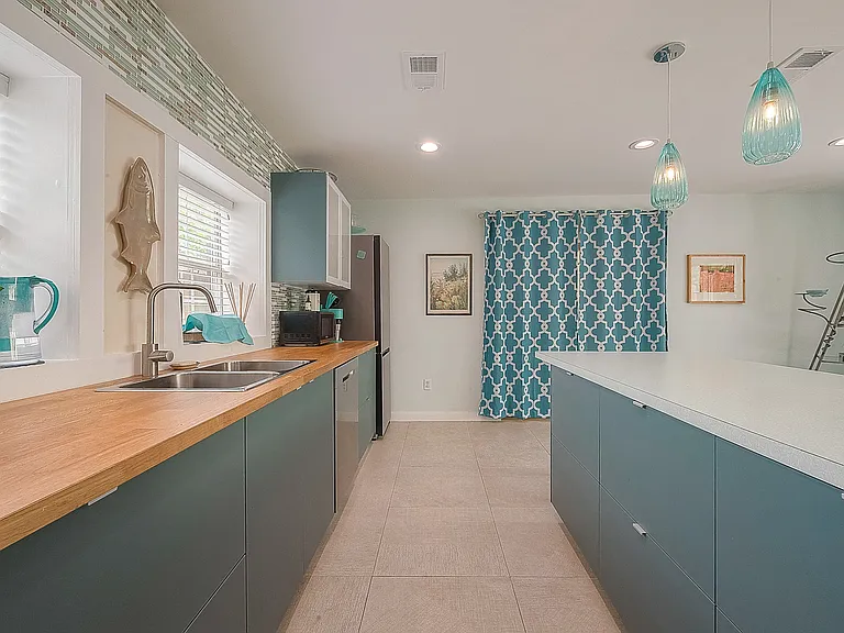 2415 1/2 Rosamond St — Photo 11