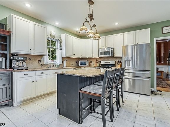 3rd image of 8 Saddle Ridge Rd
