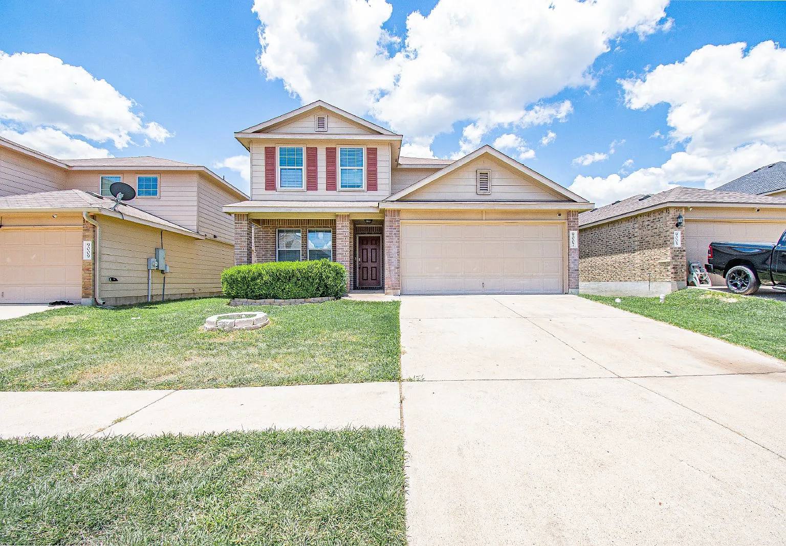 4 bed, 3.0 bath, 2652 sqft, $1,700 — Photo 1