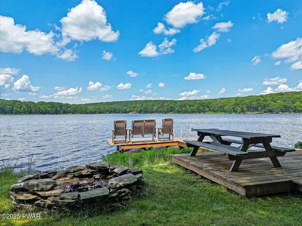 224 W Shore Dr, Hawley, PA 18428