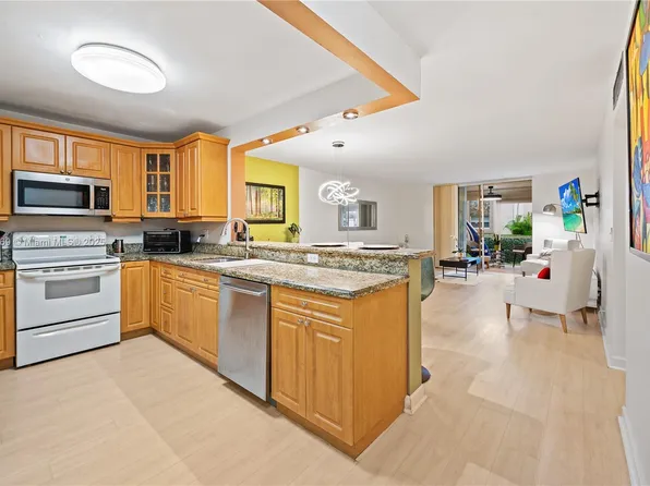 424 SE 10th St APT 104, Dania, FL 33004