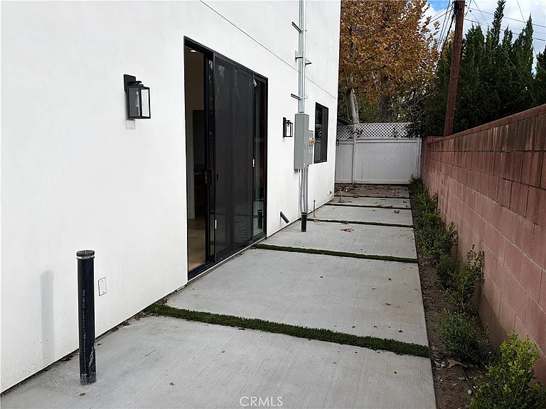 19214 Calvert St — Photo 13