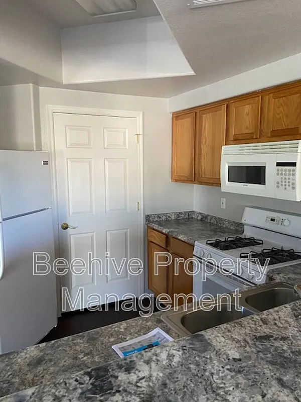 2 bed, 2.0 bath, 1037 sqft, $1,399 — Photo 2