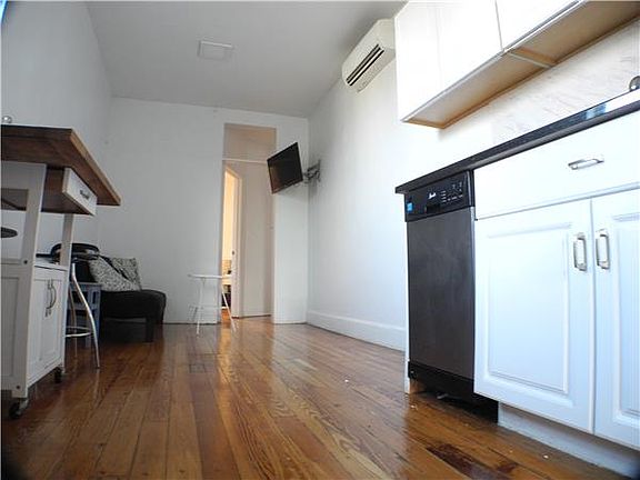 2nd image of 1207 Jackson Ave APT 4R