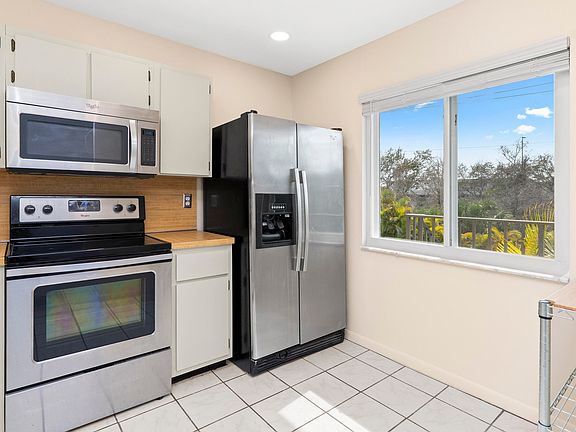 4th image of 160 Palm Dr APT 4