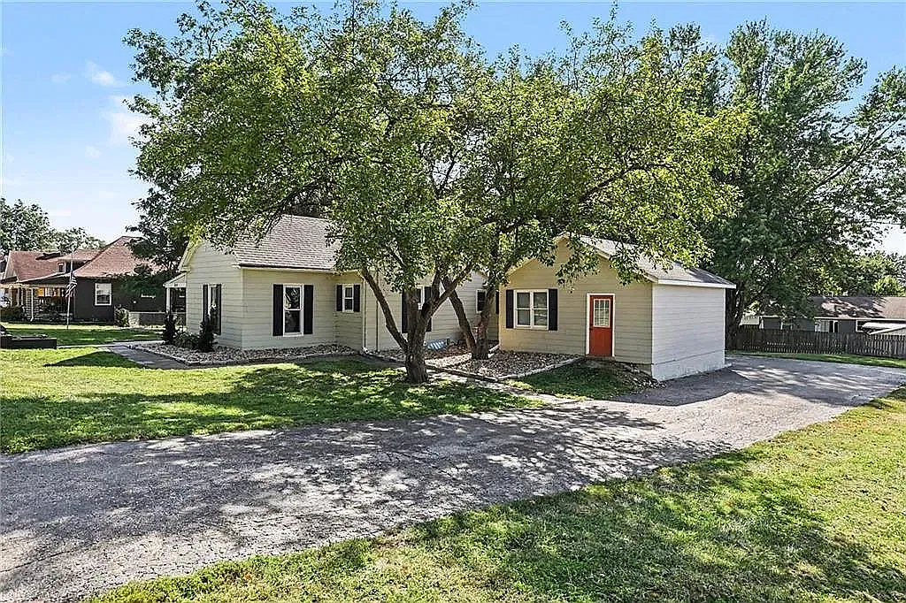 3 bed, 1.5 bath, 1290 sqft, $1,995 — Photo 4