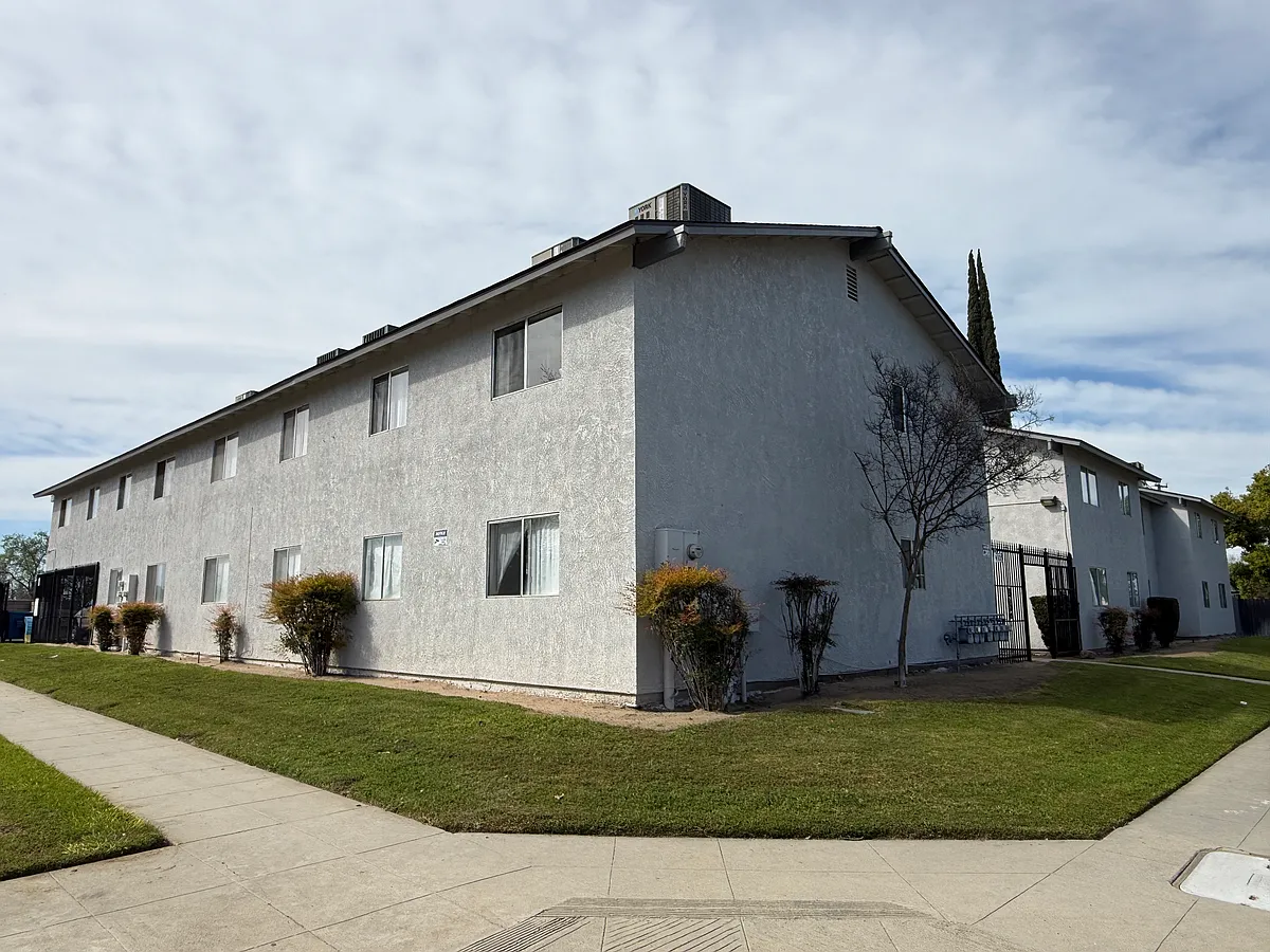 Building Photo - 4325 N Chestnut Ave