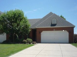 29 Hunt Club Cir, East Amherst, NY 14051