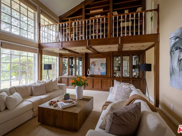 19520 Braewood Dr, Tarzana, CA 91356