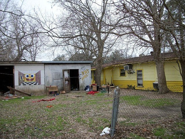 2nd image of 926 E Myrtle St
