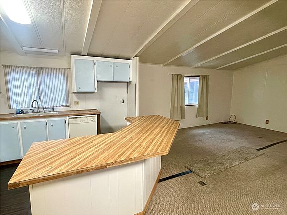 5th image of 831 NE Dawson Street