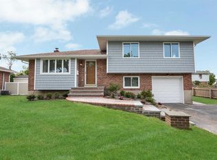 16 Oak Dr, Plainview, NY 11803