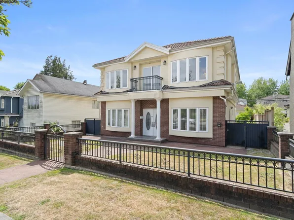 2772 Triumph St, Vancouver, BC V5K 1T2