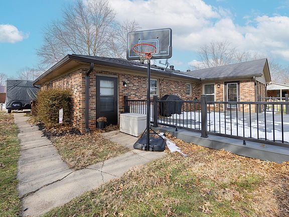 3rd image of 1065 Crestwood Hts