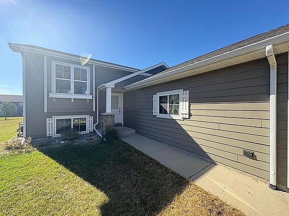 2nd image of 711 Sonoma Valley St #1
