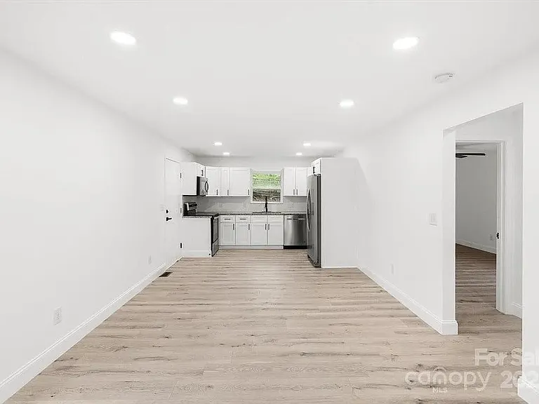 902 Grace St — Photo 3