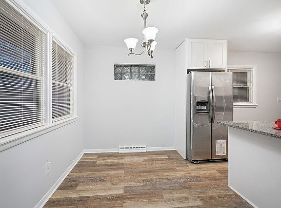 4th image of 760 Portsmouth Ave