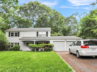 40 Seabrook Ln, Stony Brook, NY 11790
