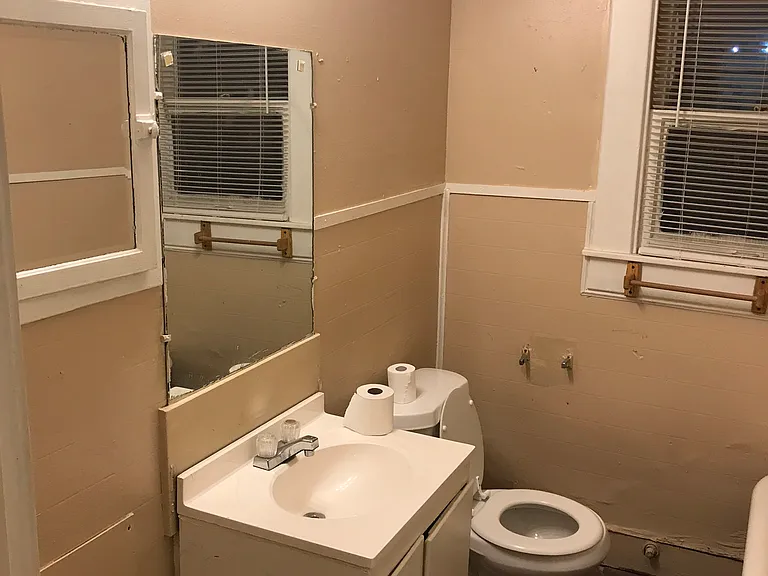 208 N Lumpkin St — Photo 4