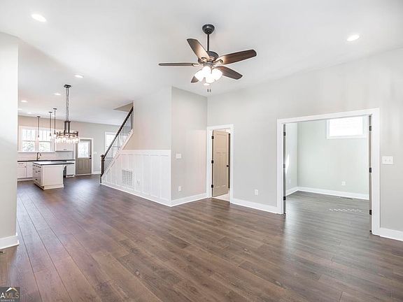 4th image of 1029 Ash St