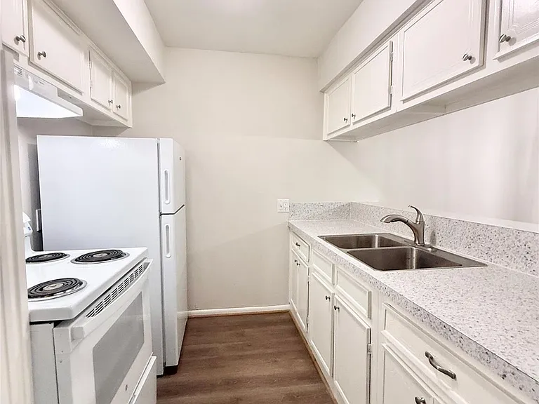 321 E Cedar St #9 — Photo 8