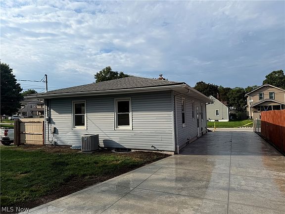 5th image of 2524 Albrecht Ave