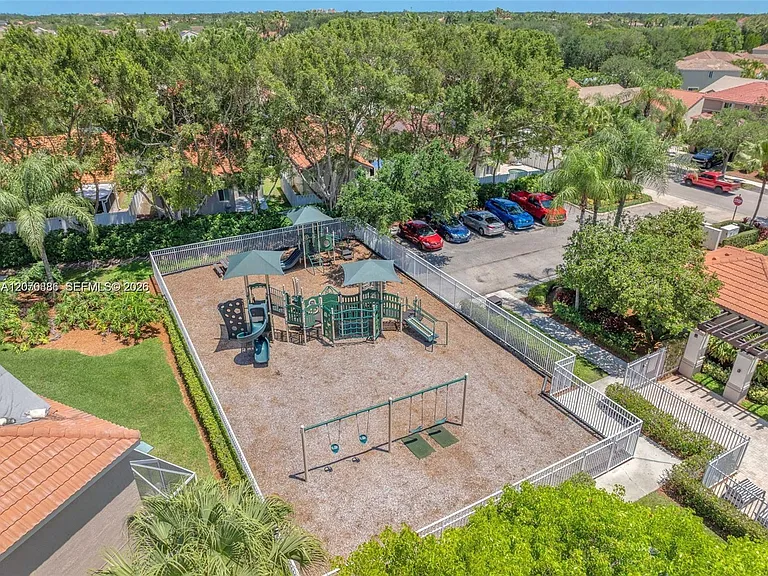 800 Sorrento Dr #2 — Photo 14