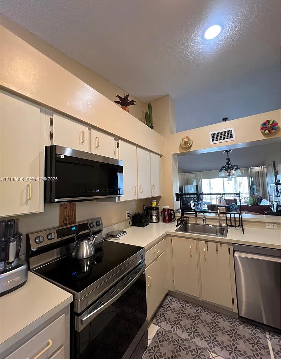 Devon Condominium I — Photo 3