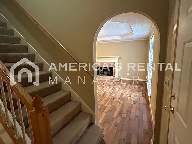 211 Winterberry Ln — Photo 2