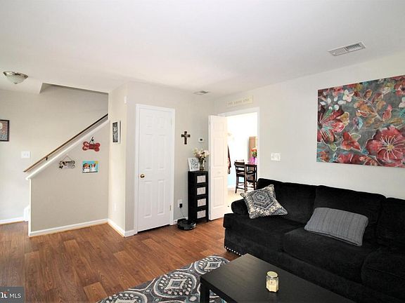 3rd image of 412 Forest Ct
