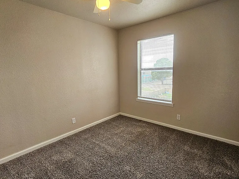 Paramount Square Apartments — Photo 8