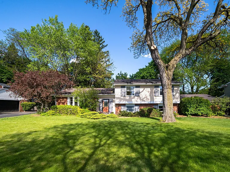 539 S Sheldon Rd — Photo 4