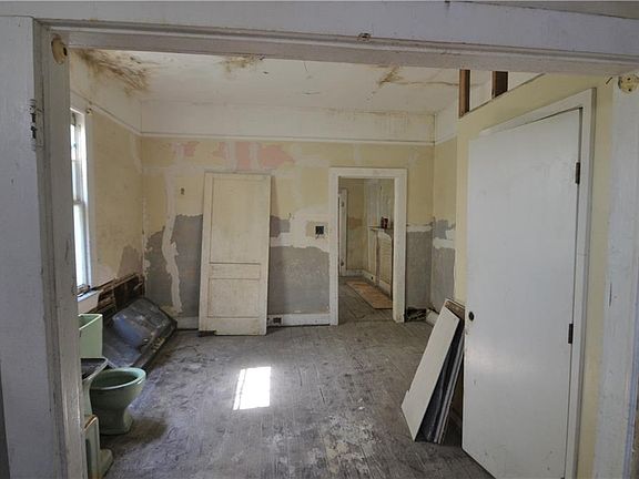 5th image of 5022-24 Burgundy St