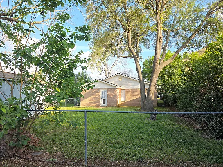 414 Texas St — Photo 8